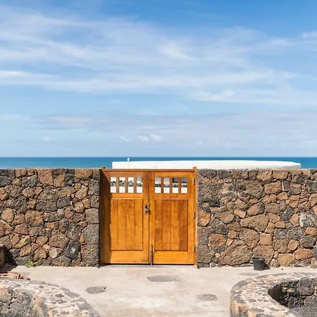 Canaryislandshost I Taguluche Famara